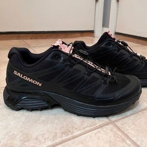 SALOMON XT-PATHWAY 2 SATIN BLACK MAHOGONY ROSE SNEAKERS